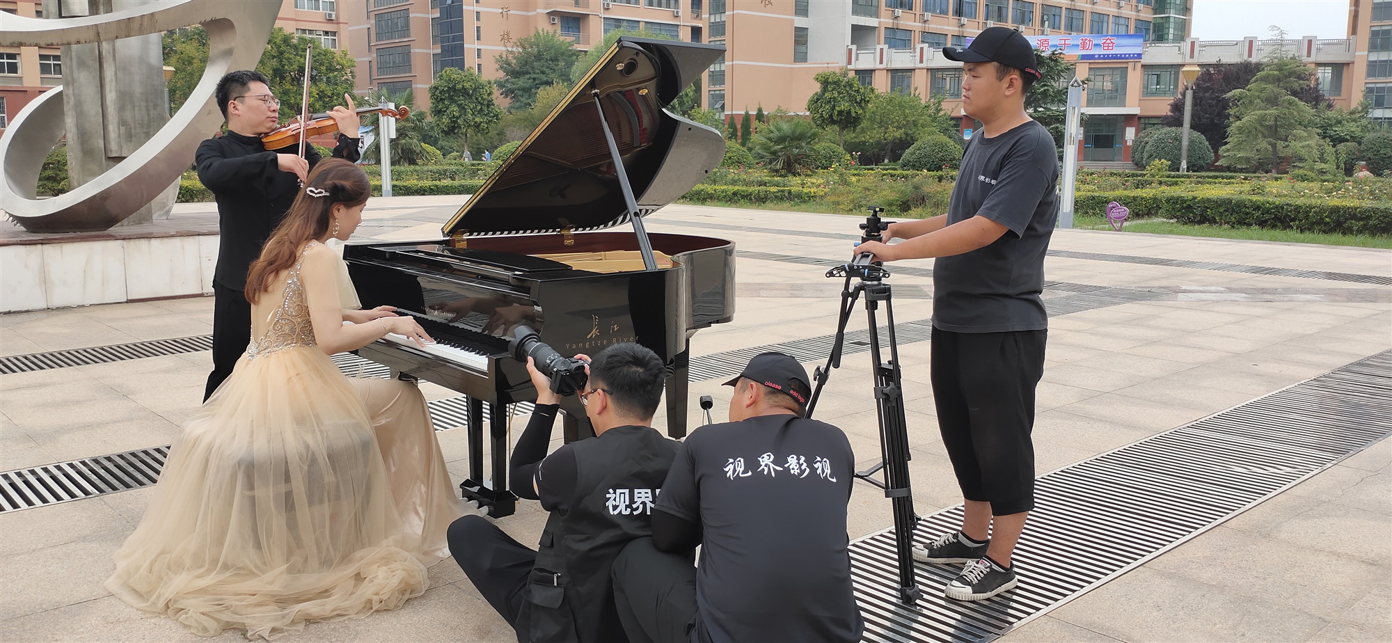 給鋼琴師再來個(gè)角度_副本